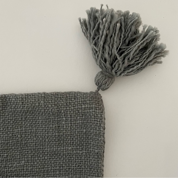 NWT 20x20 stone washed hand woven 100% cotton slate grey pillow cover tassels - Picture 4 of 4